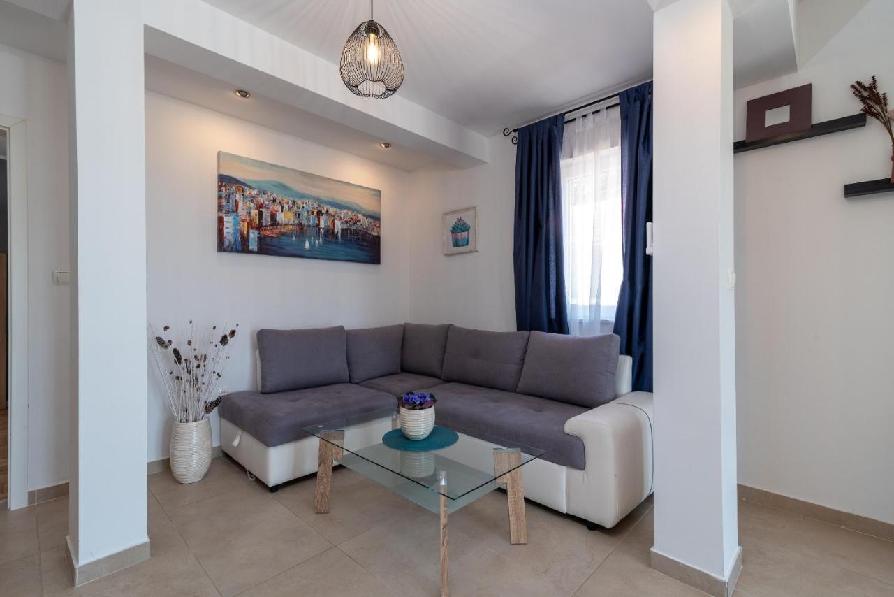 Apartments Dobrila Kaštel Novi 外观 照片