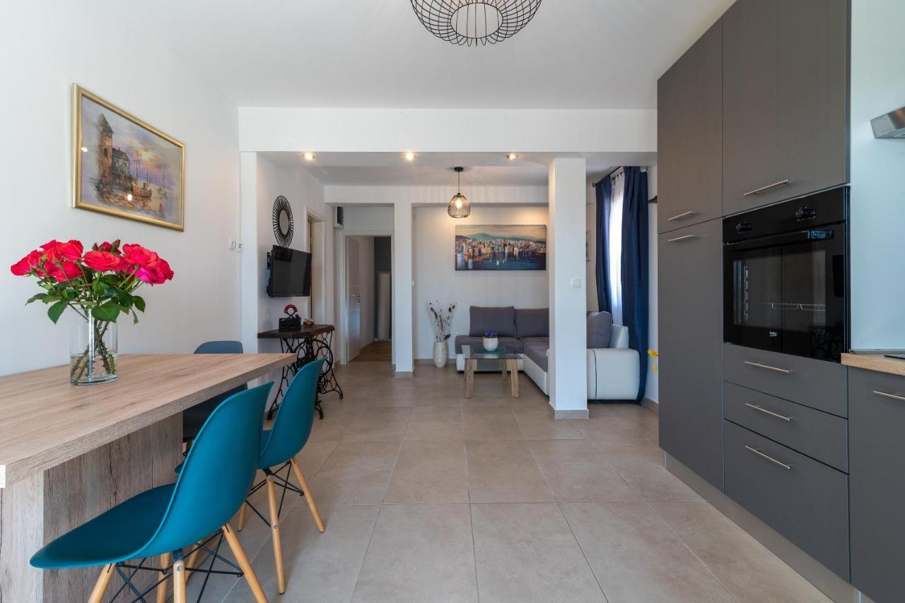 Apartments Dobrila Kaštel Novi 外观 照片