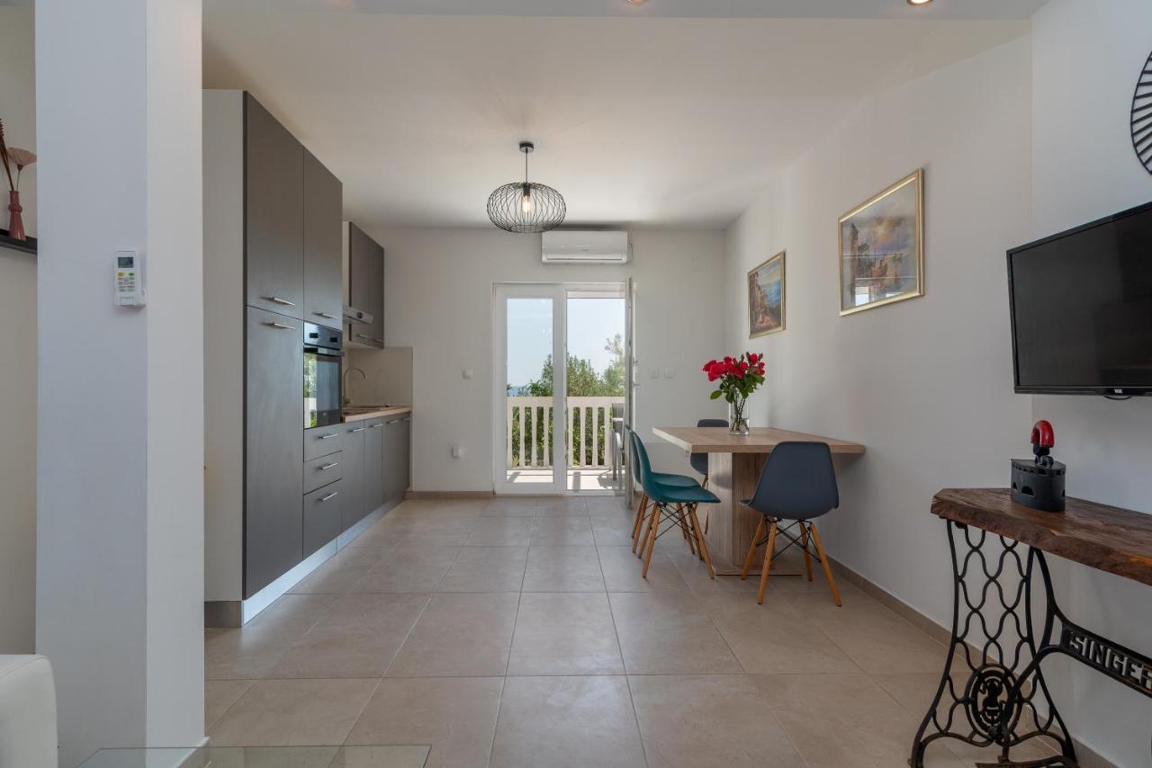 Apartments Dobrila Kaštel Novi 外观 照片