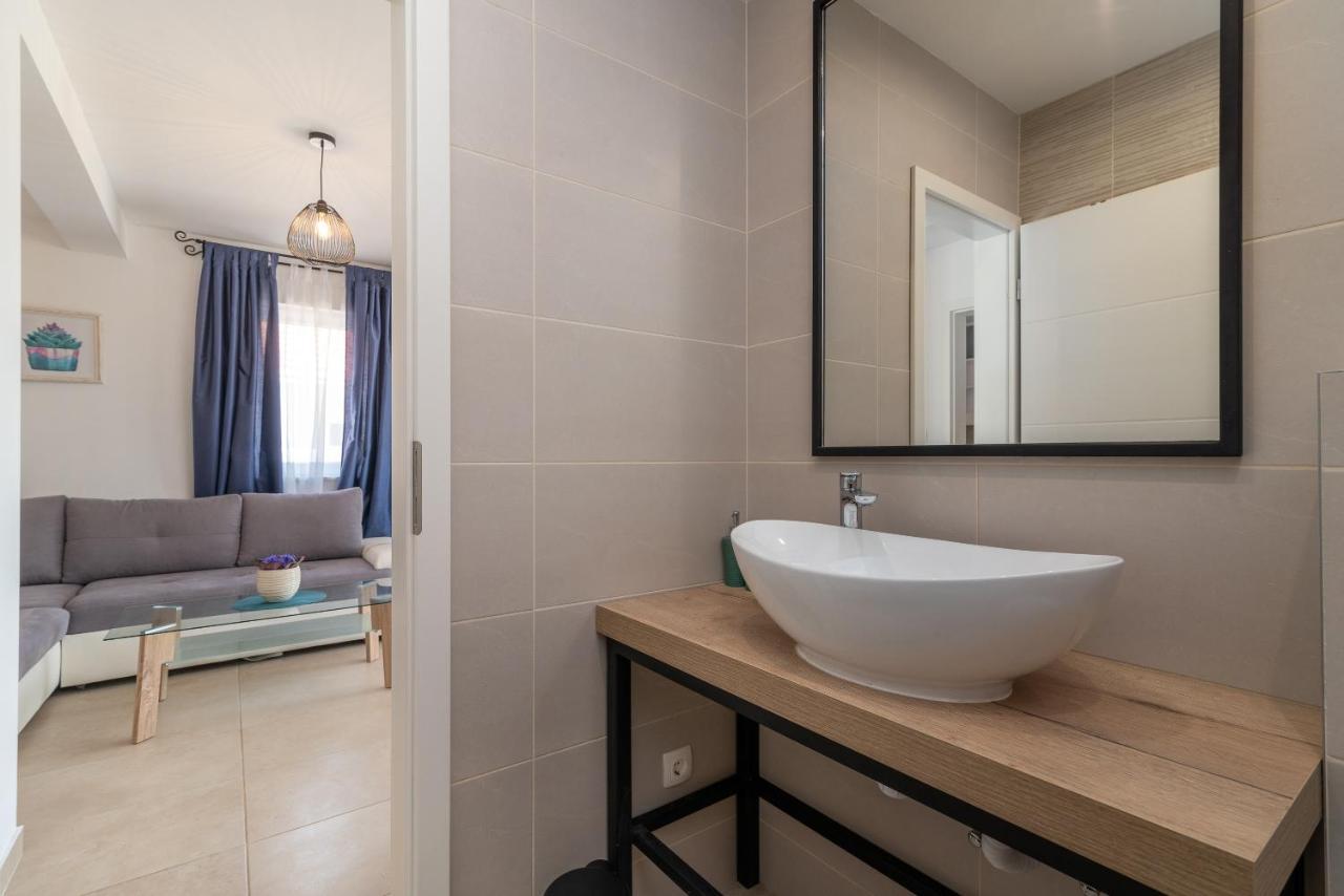 Apartments Dobrila Kaštel Novi 外观 照片
