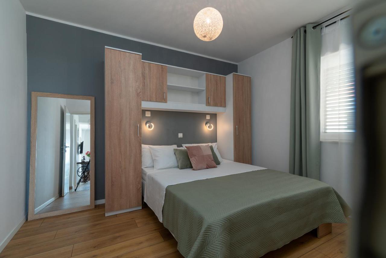 Apartments Dobrila Kaštel Novi 外观 照片