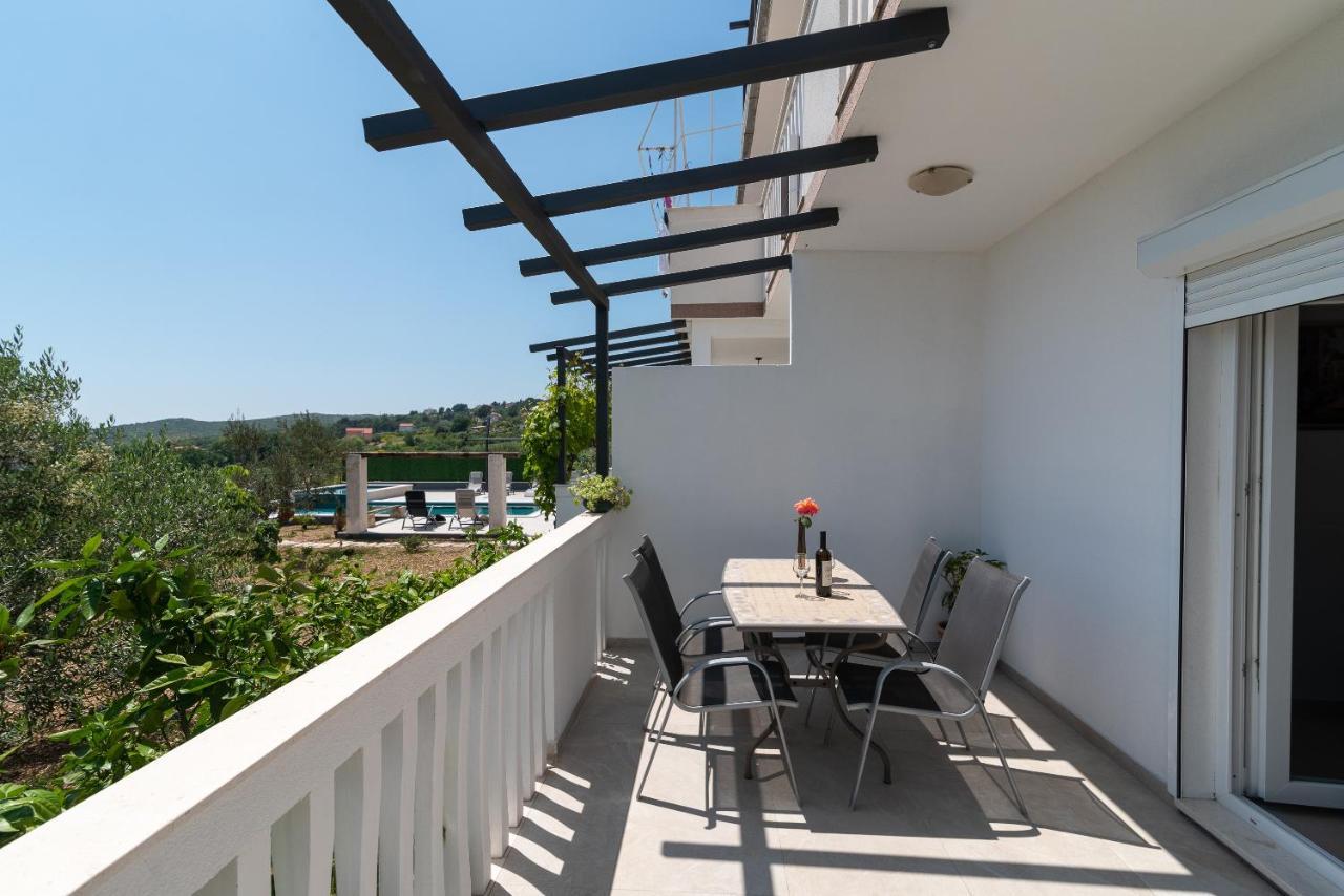 Apartments Dobrila Kaštel Novi 外观 照片